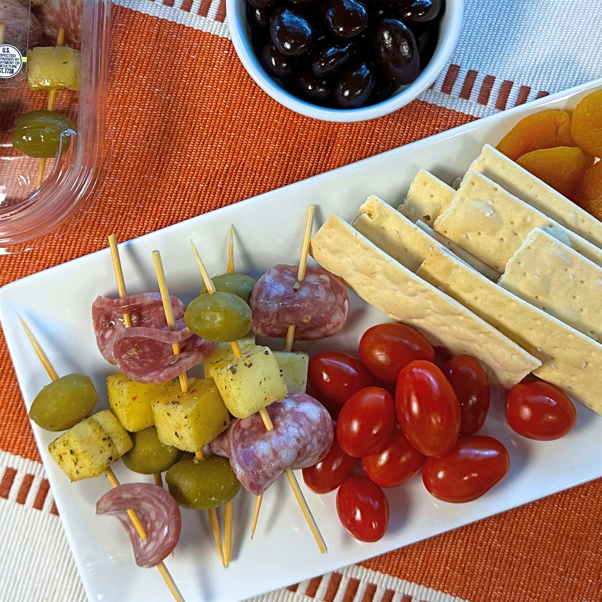 Upper Cut Dry Salami, Tuscan-Style Fontina & Green Olive Skewer, 6 Count, 2.7oz, Plastic Tray (Refrigerated)