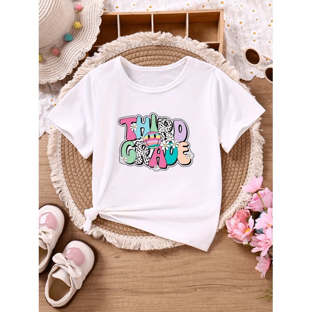 Camiseta de punto suave para niña con estampado de letras coloridas de quinto grado. Transpirable, cuello redondo, manga corta, lavable a máquina. Conjunto informal de verano para niñas. Camisetas b