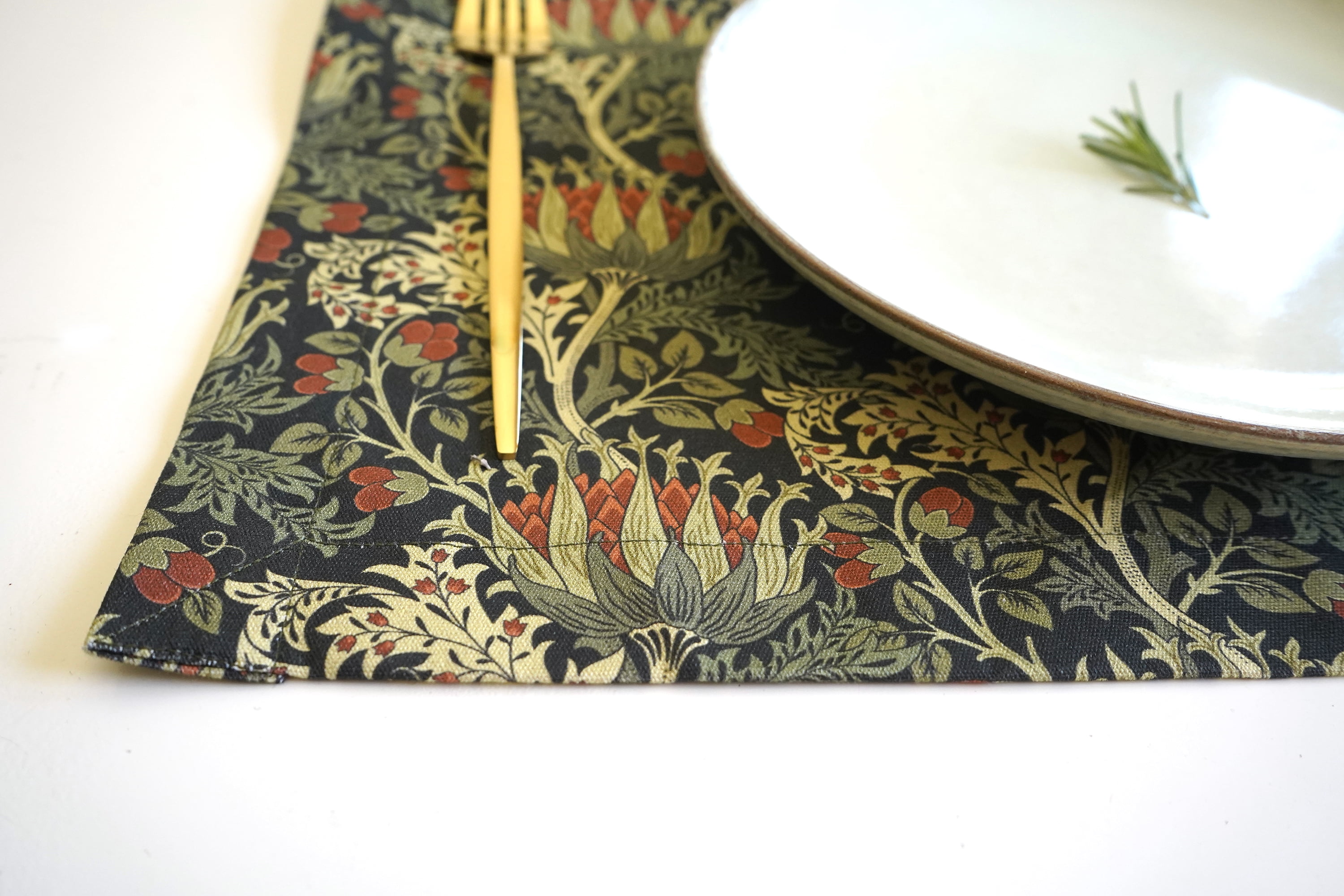 PATTERNLANDS Scottish Thistle Cotton Print Placemats - Set of 4, Floral Dining Table Décor, 14"x20"(L）
