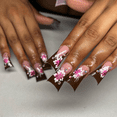 thumbnail image 1 of Uñas de pato a presión, puntas de uñas de pato de cobertura completa, uñas postizas de Gel suave francés ancho blanco con diseños de flores y diamantes de imitación, 1 of 5