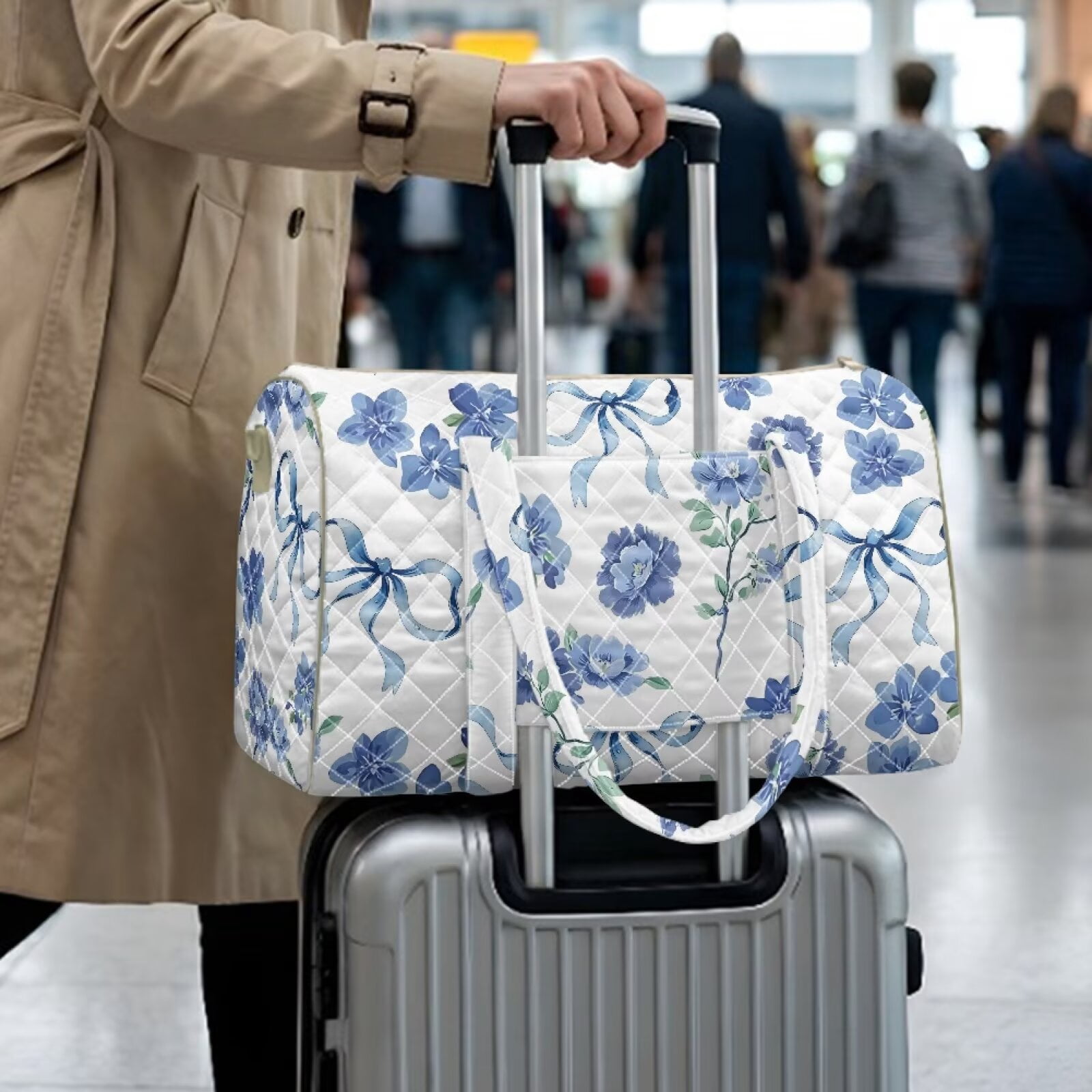 Garronmavis Blue Floral Bow Quilted Large Duffel Bag for Women, Carry On Weekender Bag Overnight Travel Bag with Luggage Sleeve, Adjustable Shoulder Strap