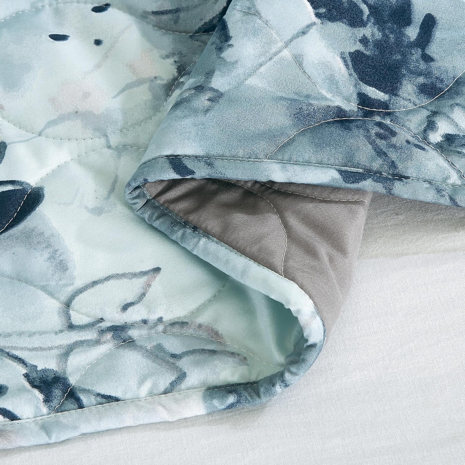 Chezmoi Collection Glory 3-Piece Floral Quilt Set Queen, Multicolor Blue White Gray Waterbrush Printed Microfiber Lightweight Bedspread Set for All season