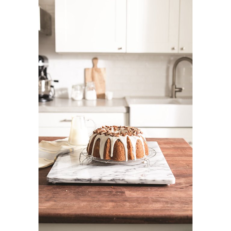 The Bundt Collection: Over 128 Recipes for the Bundt Cake Enthusiast [Book]