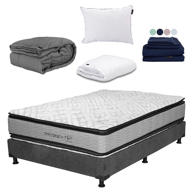 colchón matrimonial restonic con box almohada cubre colchón sábanas edredón Vista frontal 3/4 del conjunto: colchón matrimonial Restonic sobre box DICASA gris con patas metálicas, pillowtop doble de 4 cm según ficha, tapizado claro con patrón geométrico. Incluye almohada One DICASA microfibra blanca, cubre colchón tipo toalla blanco, sábanas microfibra azul oscuro y edredón gris; sistema Moon Care y soporte de resortes Bonell indicados en especificaciones. Conjunto adecuado para dormitorio matrimonial.