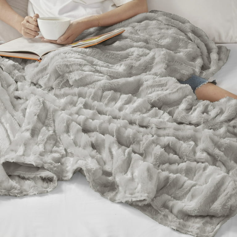 Beautyrest Grey Cozy Soft Solid Heavy Faux Fur Weighted Blanket with Removable Cover 60 x70 18lbs
