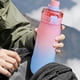 thumbnail image 4 of Botella deportiva Gradient | Gran capacidad de 900 ml | Tapa 2 en 1 con pajita y sorbete | Asa portátil | A prueba de fugas | Para gimnasio, senderismo y escuela, 4 of 6
