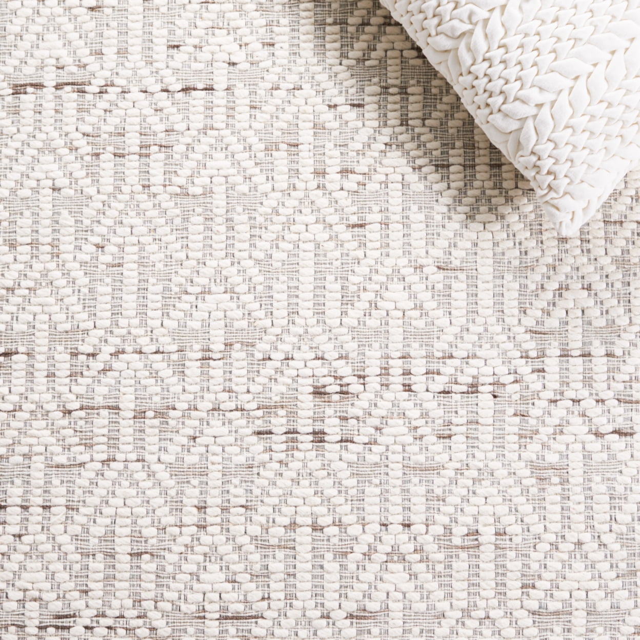 SAFAVIEH Marbella Alease Bordered Area Rug, Ivory/Beige, 4' x 6'