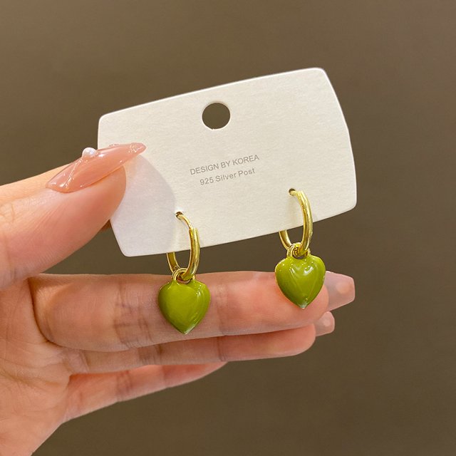 Pendientes de moda coreana, pendientes en forma de corazón. Material de goteo de aceite