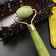 thumbnail image 4 of Jade Roller Gua Sha Raspado para masaje facial y tratamiento antienvejecimiento - Adelgaza y reafirma la piel - Reduce las arrugas y las líneas finas - 8.5x3cm Los 8.5x3cm Baoblaze Rodillo de jade de masaje facial, 4 of 6