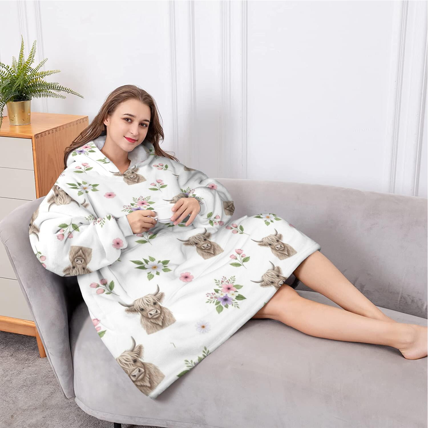 Oversized Wearable Blanket Hoodie,White Highland Cow Flower Pattern Sherpa Blanket Hoodie with Super Pockets,Super Warm Fuzzy Pullover for Women & Men