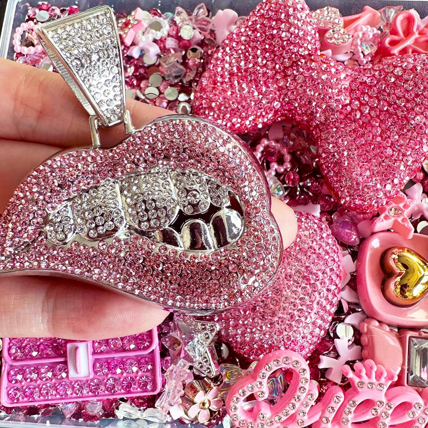 Junk Case Charms Kit, Pink Junks Phones Cases 3D Rhinestone Cool teeth and lips And Bows Chain Bags Hearts And Cross Flowers And Other Bedazzling Kits Can Be Used In DIY Phone Case Designs