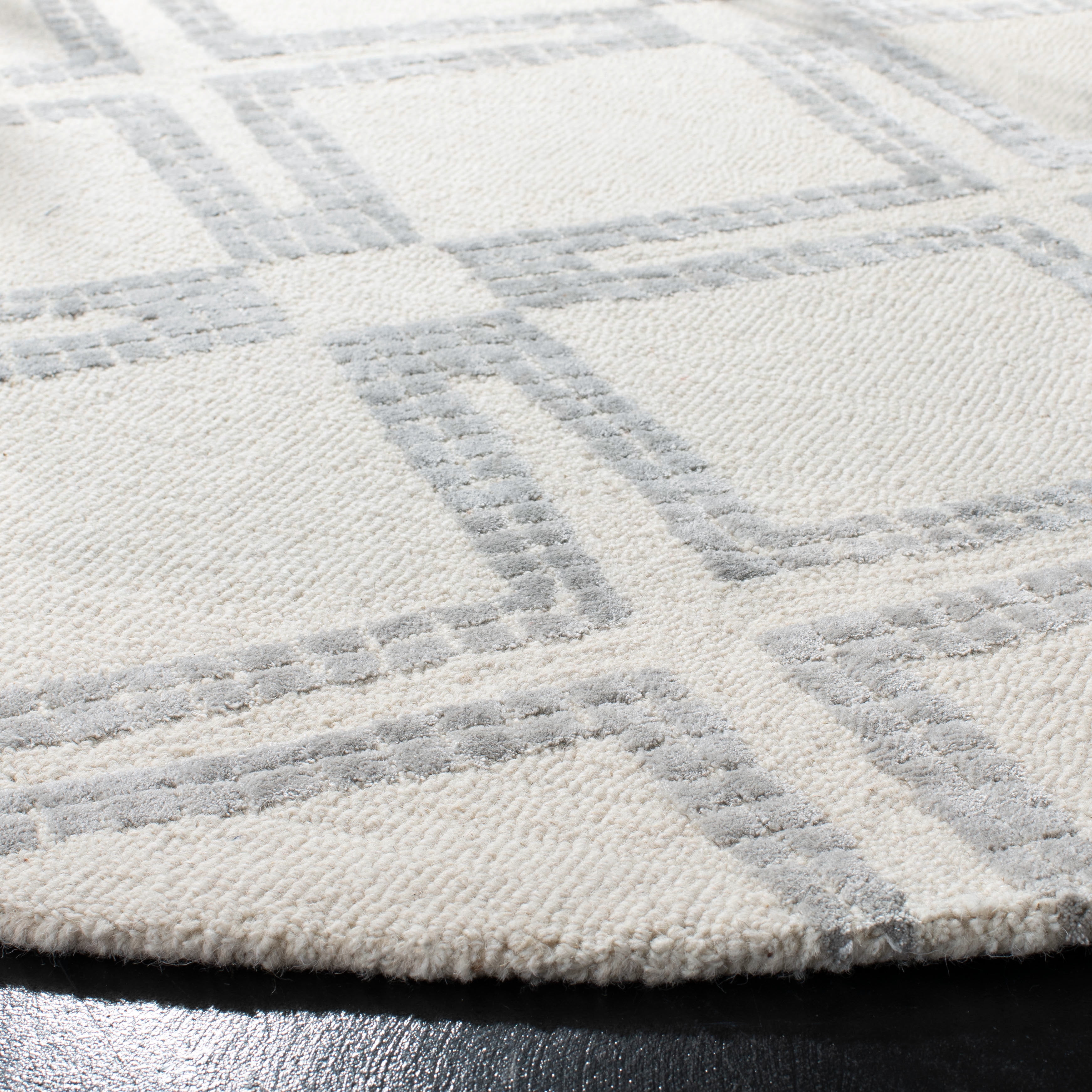 SAFAVIEH Bellagio Edweena Geometric Wool Area Rug, Ivory/Silver, 5' x 5' Round