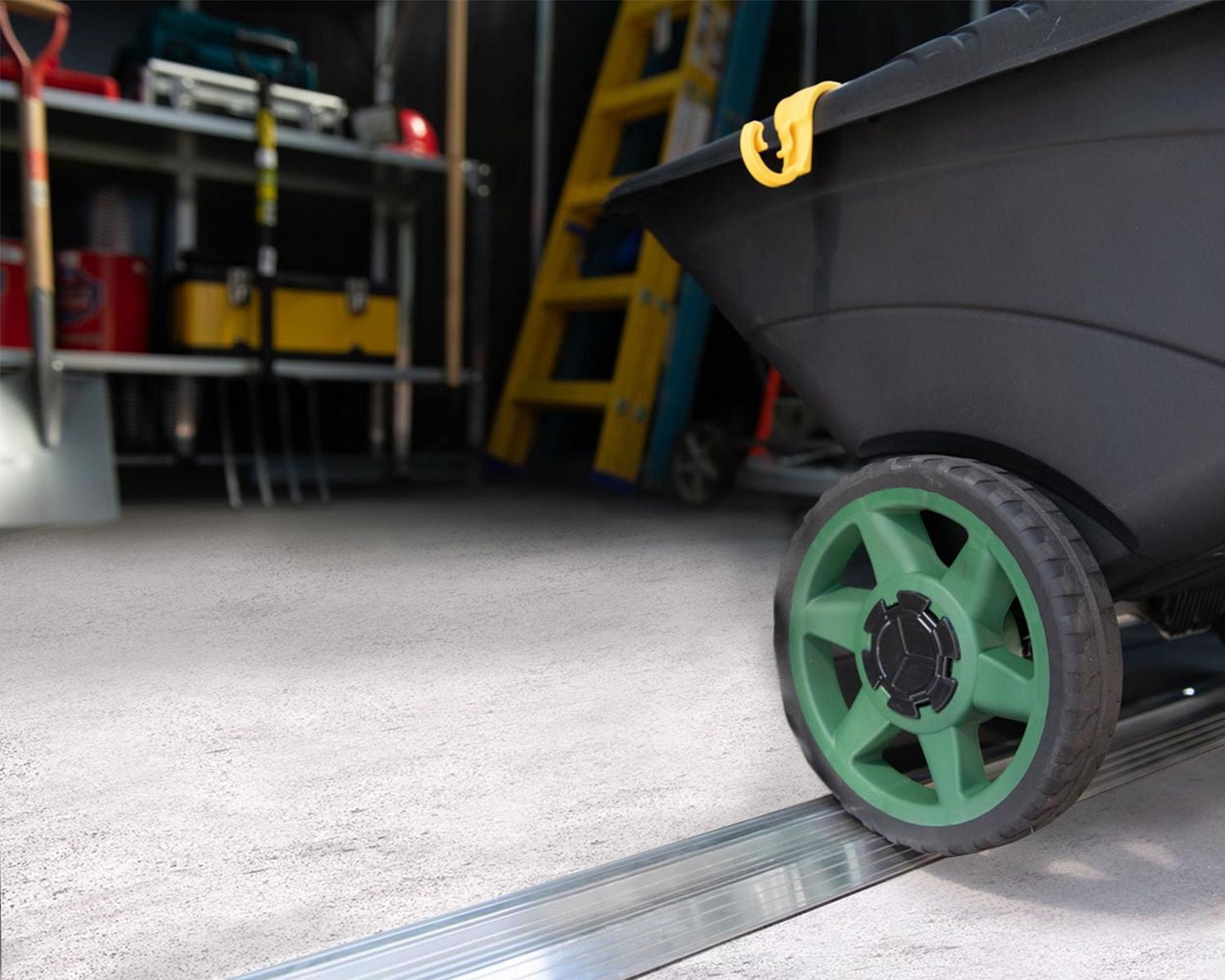 Remise de rangement/garage gris foncé CANOPIA par PALRAM Yukon 11 pi x 9 pi