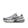 thumbnail image 2 of Zapatillas clásicas unisex V2K Run grises, cómodas y versátiles, de caña baja, informales, para correr, 2 of 4