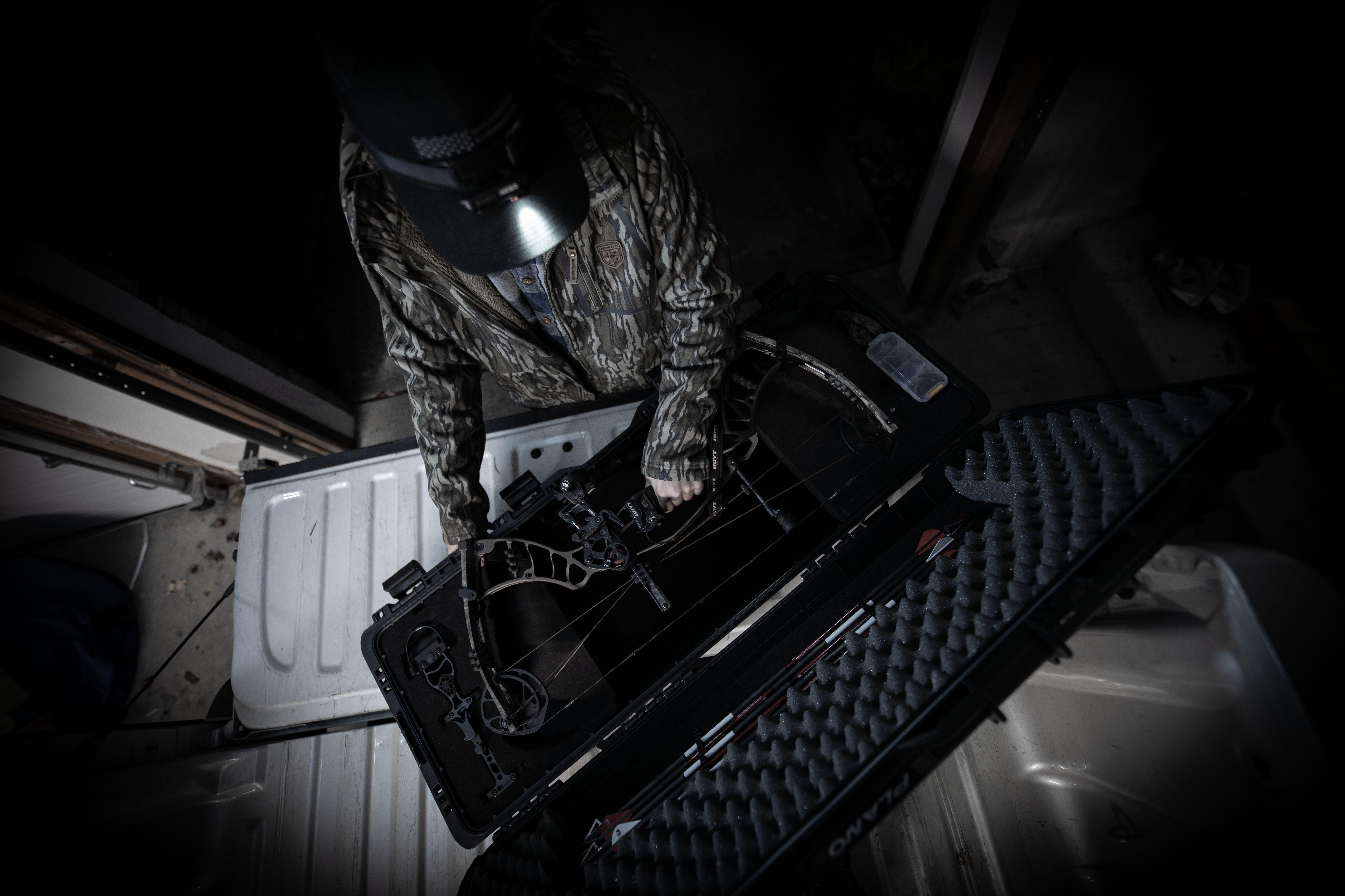 PLANO ELEMENT VERTICAL BOW CASE 44 BOW BLK W/GRY ACCENT