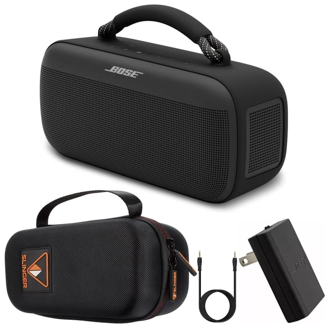 altavoz bluetooth bose soundlink max resistente al agua ip67 vista frontal 3/4 del altavoz portátil Bose SoundLink Max en negro mate con rejilla perforada y logo Bose, asa superior desmontable de cuerda tipo escalada, panel lateral con radiador pasivo; se aprecian funda rígida de viaje, cable AUX 3.5 mm y cargador USB. Diseñado para audio estéreo con graves profundos y, por su tamaño compacto, suele usarse para llevar música a reuniones al aire libre.