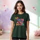 thumbnail image 3 of Playera La Mamá Más Bonita con Estilo Acuarela – Diseño Dulce y Femenino Color Verde Oliva Talla Extra Grande Marca Emil SaEs, 3 of 4