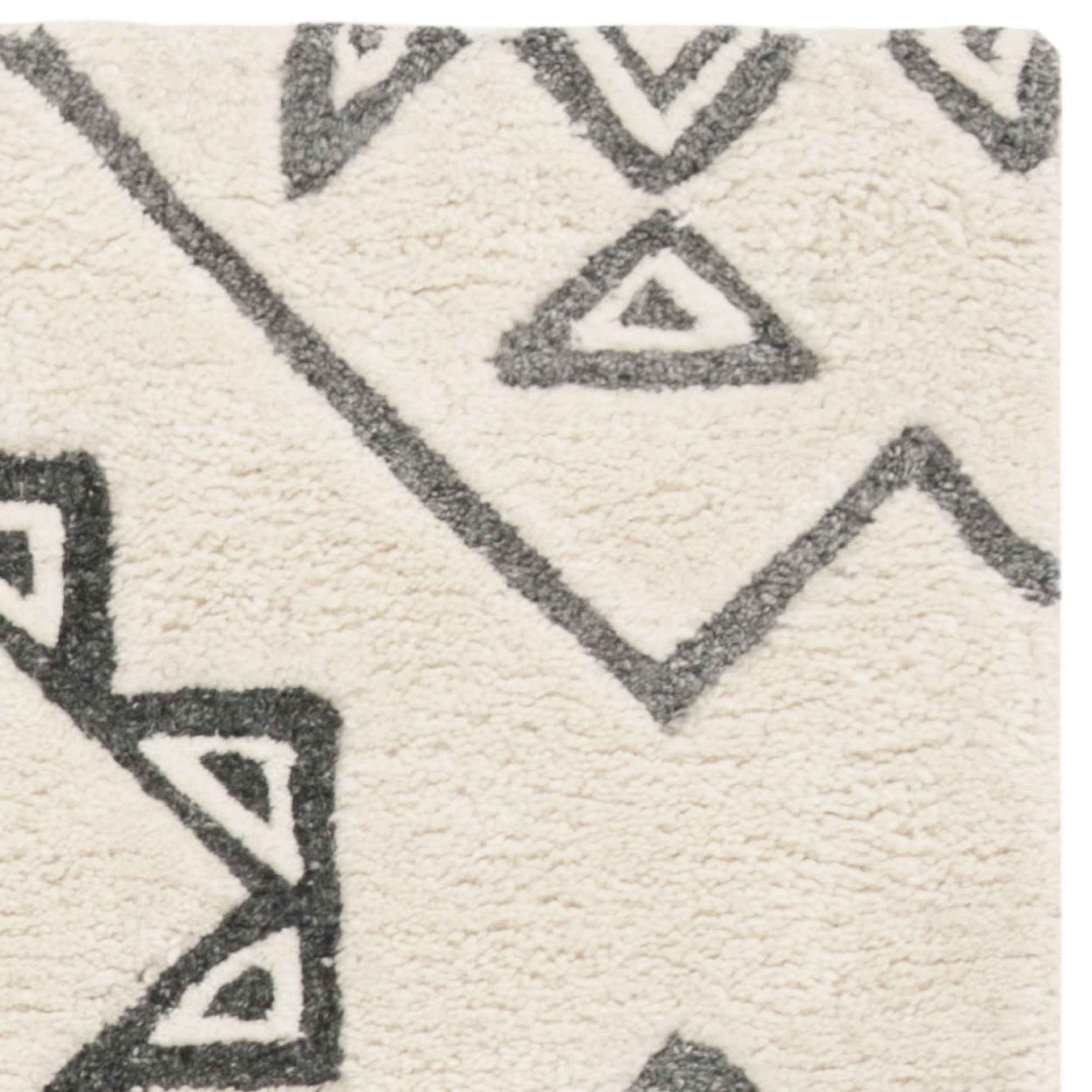 SAFAVIEH Casablanca Jerrie Aztec Plush Shag Area Rug, Ivory/Grey, 4' x 6'
