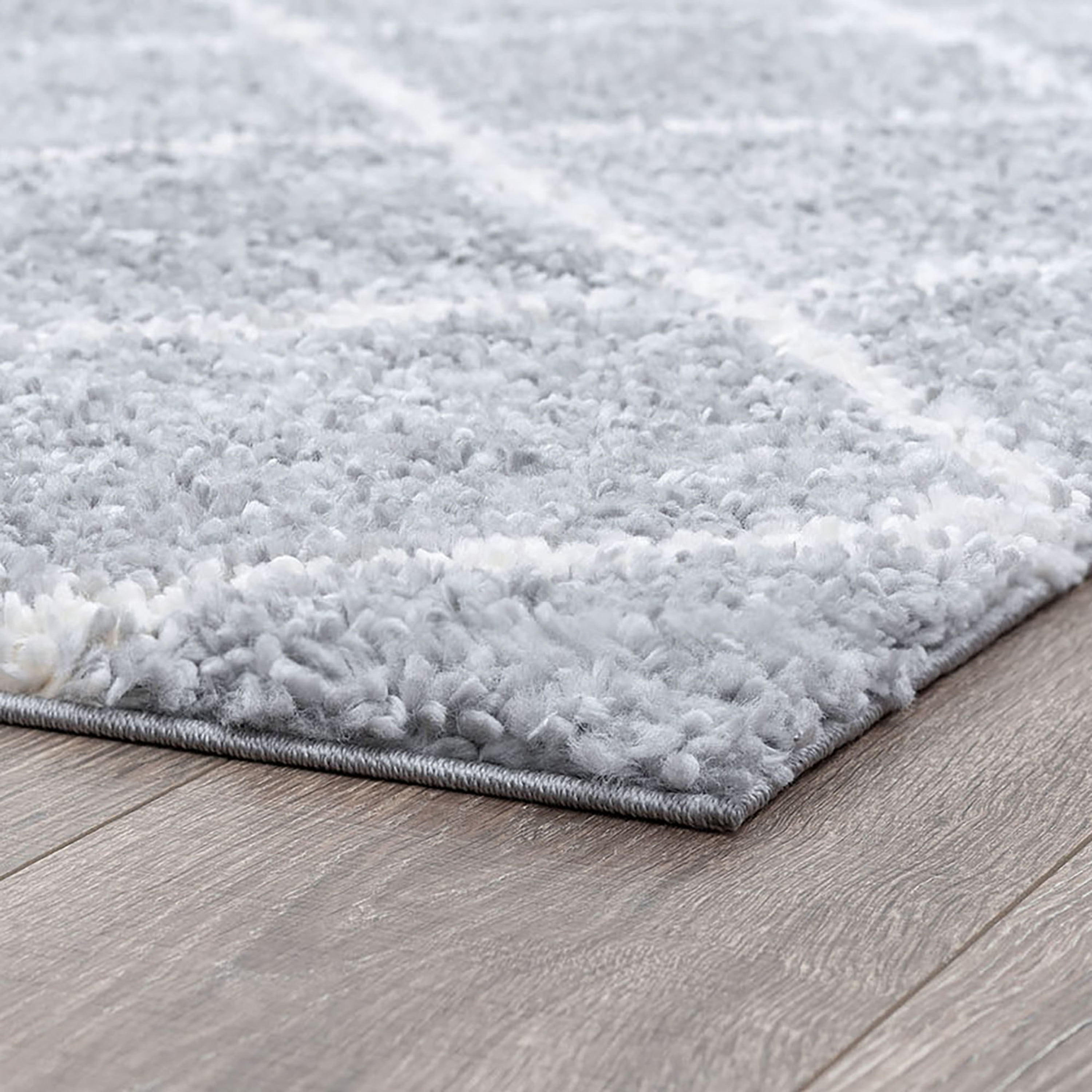 Bliss Rugs Transitional Diamond 4' x 5'3'' Silver and White Polypropylene Indoor Area Rug, 4' x 5'3''