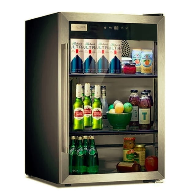 frigobar refrigerador cava acero inox 85l 120 latas 3.2 pies cooltech coolbg85 negro con marco de acero inoxidable; vista frontal 3/4, puerta de vidrio doble capa y panel táctil superior; interior de 85 L con tres estantes metálicos que muestran latas, botellas y frutas; temperatura ajustable 3–18 °C y control digital. También suele usarse para enfriar bebidas y conservas pequeñas en reuniones.