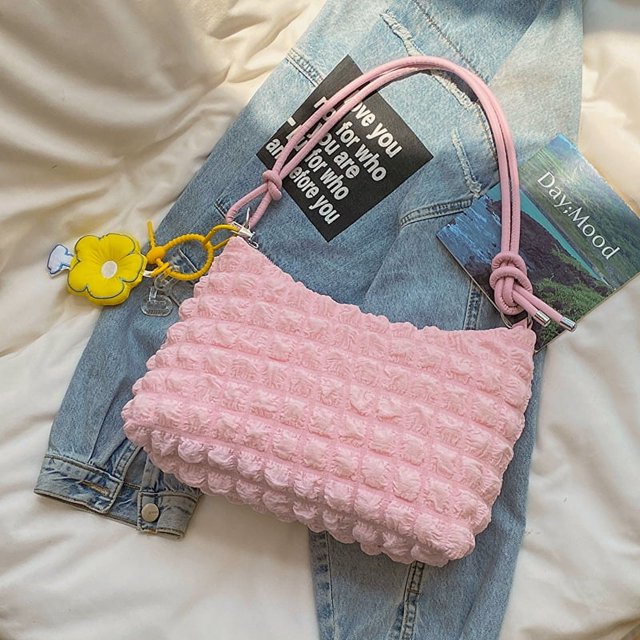 Bolso de hombro plisado estilo occidental pequeño fresco estilo coreano para mujer 2025 principios de otoño nuevo bolso de bola de masa de axila versátil de moda