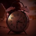 thumbnail image 3 of Reloj despertador de doble campana analógico clásico de 4 pulgadas con luz , gran número, con dormitorio, Oficina perfecl pequeño reloj despertador con dos campanas, 3 of 8