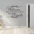 thumbnail image 1 of Adhesivo de pared de bienvenida con el texto «Que todos los que vinieron como invitados, se vayan co, 1 of 4