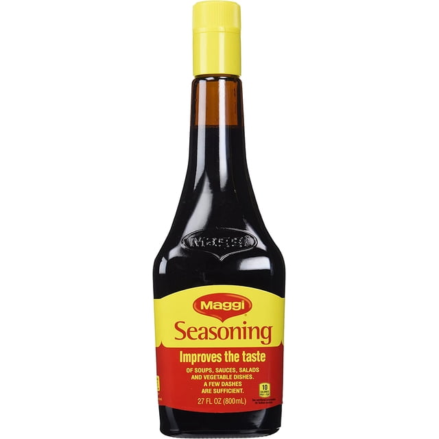 maggi condimento, 27 onzas (800 ml) botella de vidrio oscuro con etiqueta amarilla y roja y tapa dispensadora amarilla; cuello largo, marca 'Maggi' y texto 'Seasoning' visible, indicada para sopas, salsas y ensaladas, contenido 27 onzas (800 ml).