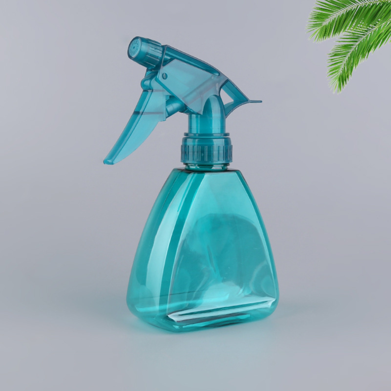 IOAOAI Garden Spray Bottle 250ML Comfortable Grip Leakproof Excellent Pouring Sprayer Gardening