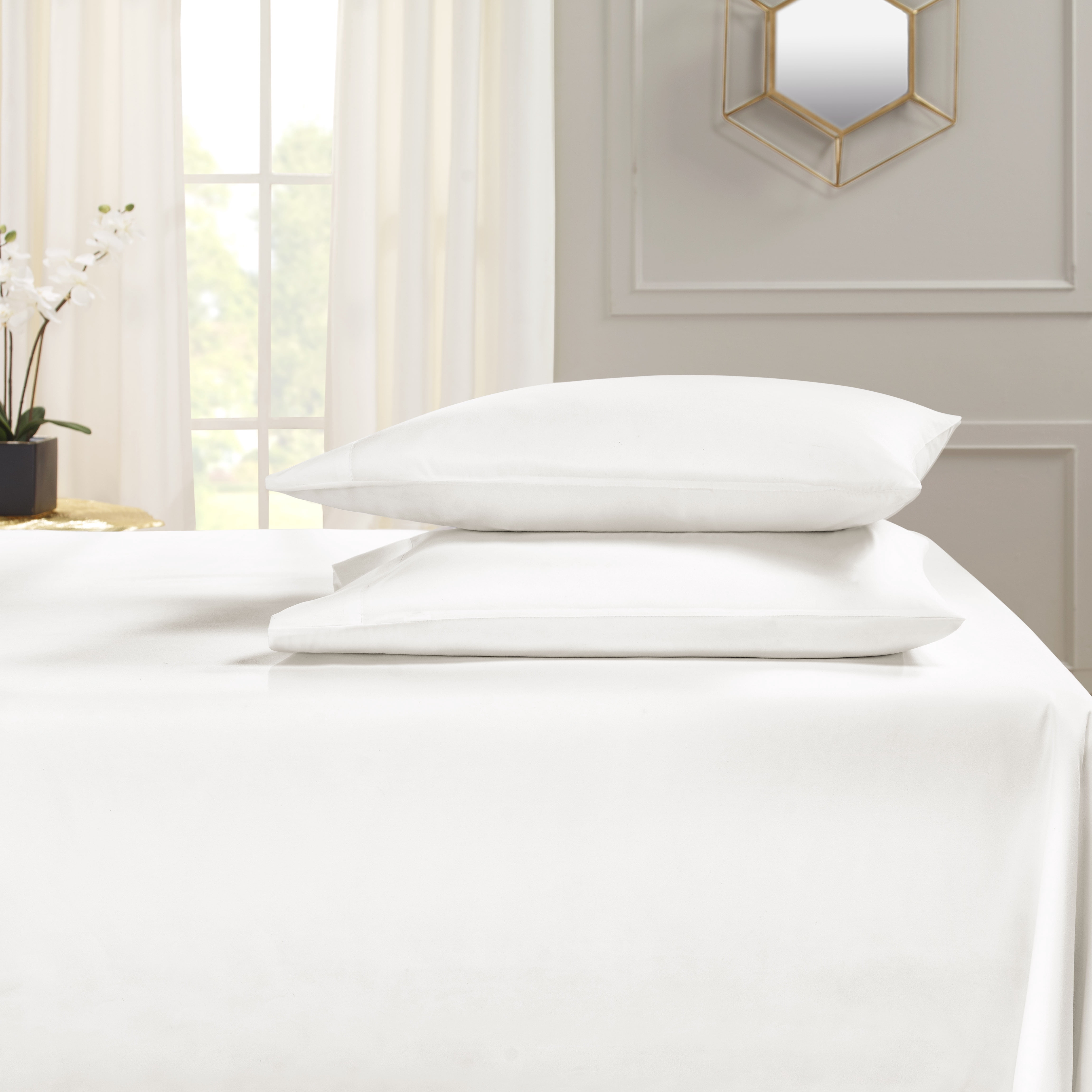 Hearth & Harbor Deep Pocket 4 Piece Solid Bed Sheet Set, 1800 Thread Count Microfiber Sheets, Queen, White