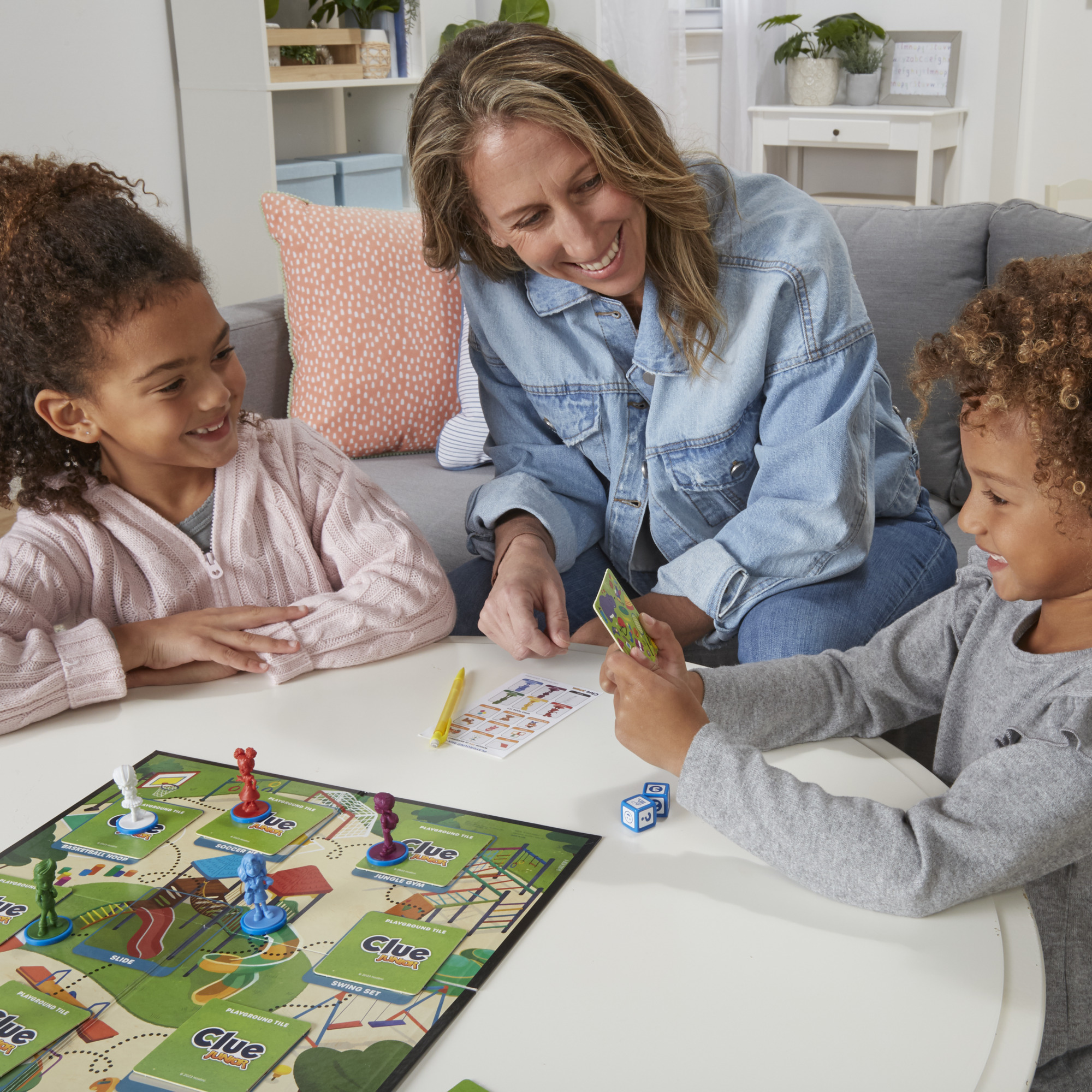 Clue Junior Mystery Board Game photo 5