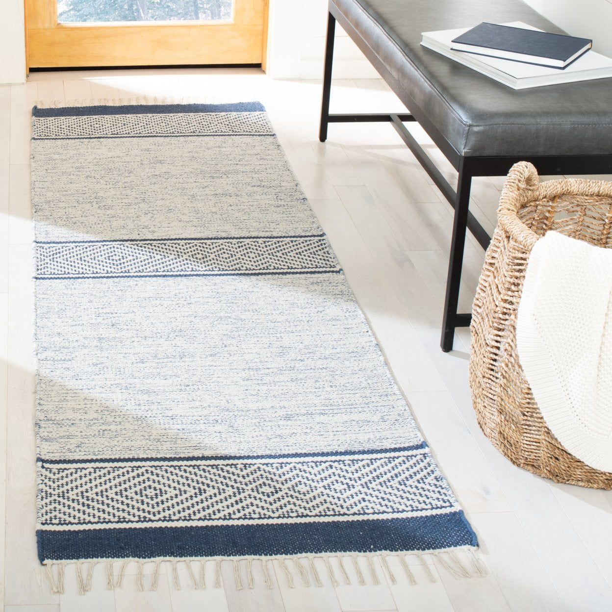 SAFAVIEH Montauk Zaman Diamond Cotton Area Rug, Ivory/Navy, 6' x 9'