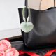 thumbnail image 2 of Accesorios de Bolso Rojo Lindo, Bufanda Diseñada en la Forma de un Corazón, 2 of 6