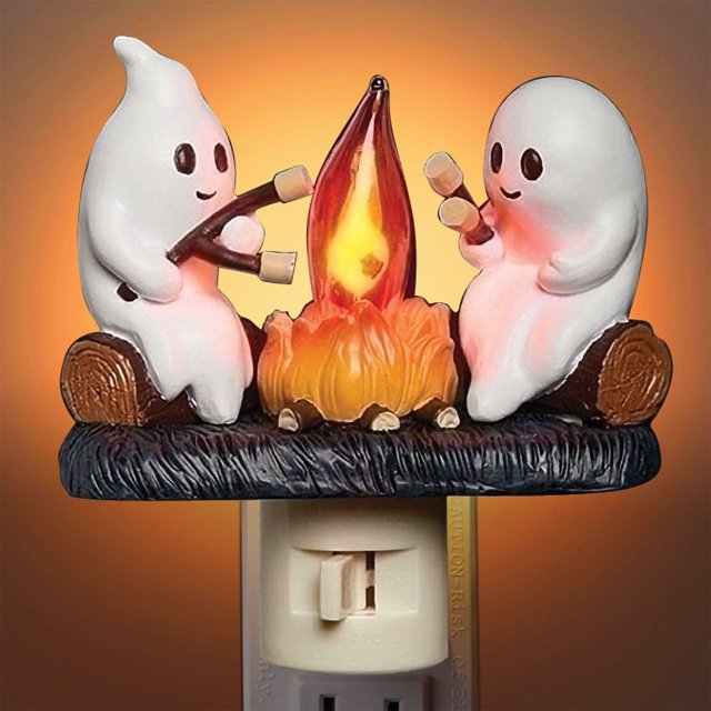 luz de noche parpadeante con forma de fogata de fantasmas, luz de noche de halloween con llama parpadeante de fogata de perro que camina fantasmas, luz de noche de halloween con llama parpadeante de f — Vista frontal centrada de lámpara plug-in con dos fantasmas blancos sentados en troncos y palitos para asar frente a una fogata LED naranja-amarilla de llama parpadeante; base de enchufe blanca visible sobre fondo cálido, Color4; también suele usarse como decoración nocturna para pasillos o mesas pequeñas.