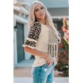 thumbnail image 2 of ABPHQTO Top de manga corta con volantes en capas y estampado de leopardo con bandera estadounidense de color albaricoque para mujer, 2 of 5