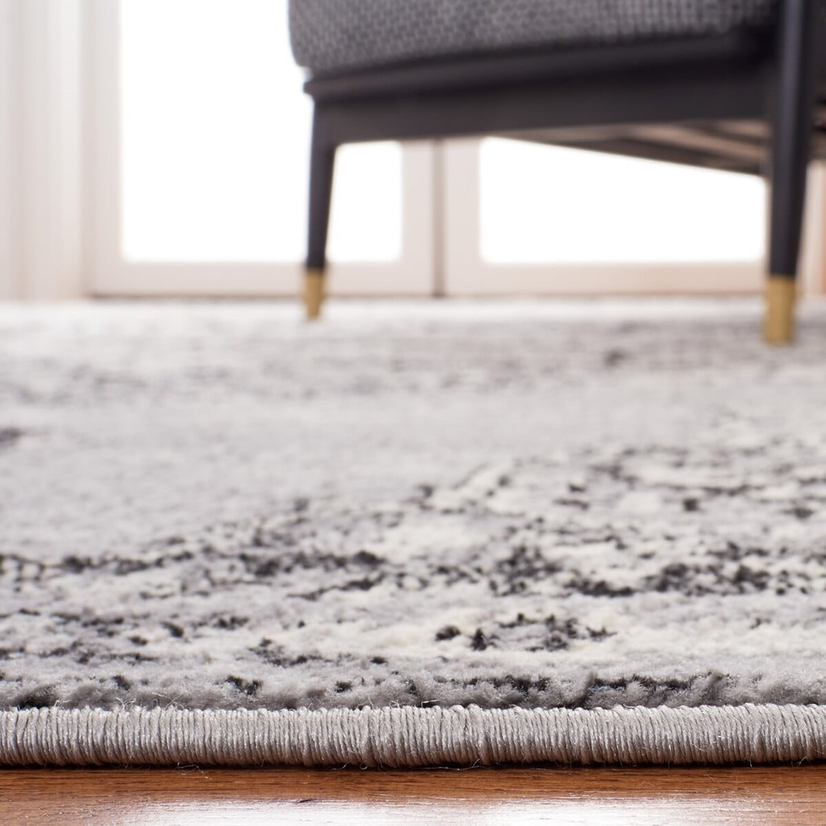 SAFAVIEH Brentwood Dimitri Floral Bordered Area Rug, 6'7" x 6'7" Square, Silver/Black