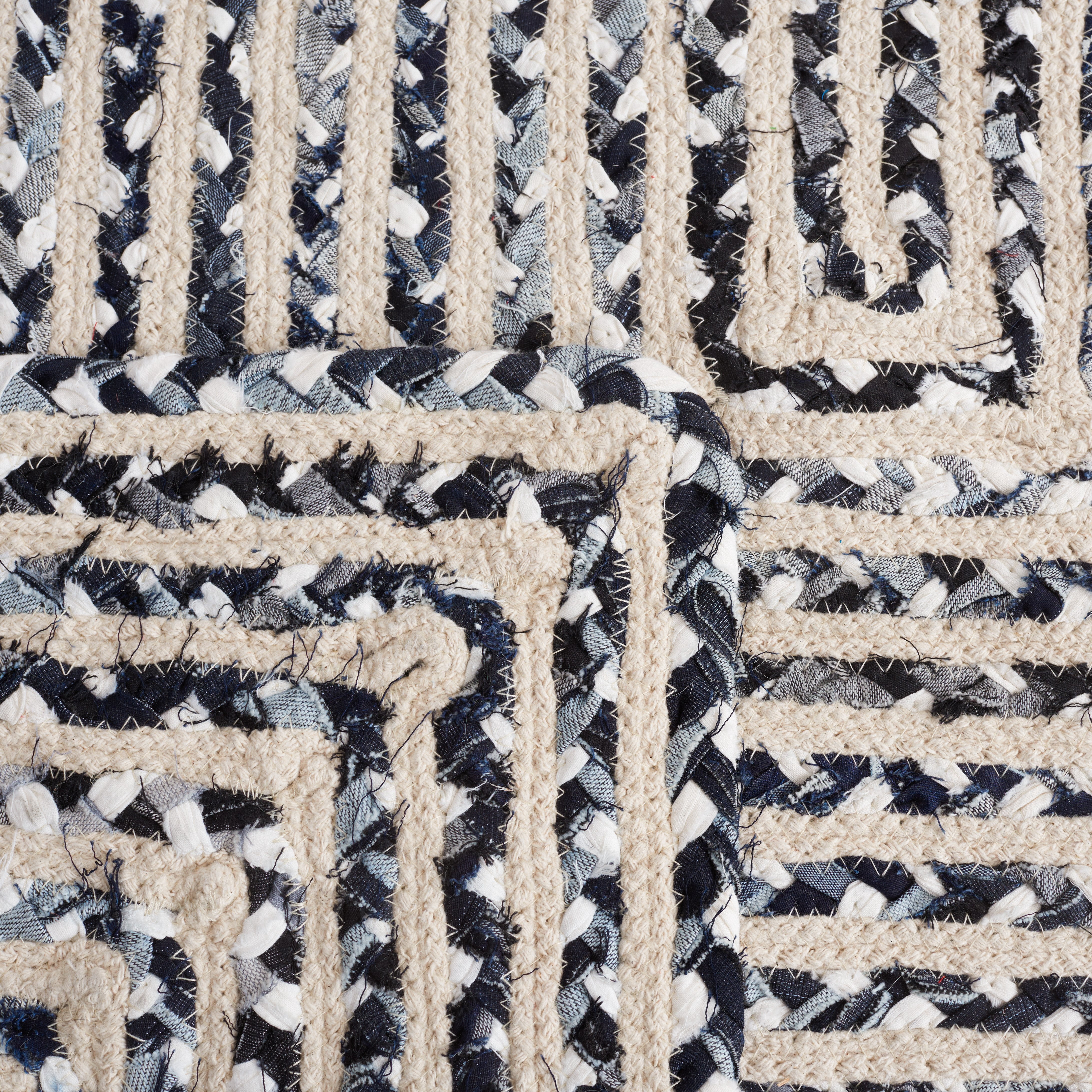SAFAVIEH Braided Anabella Bordered Cotton Reversible Area Rug, Black/Navy, 4' x 4' Square