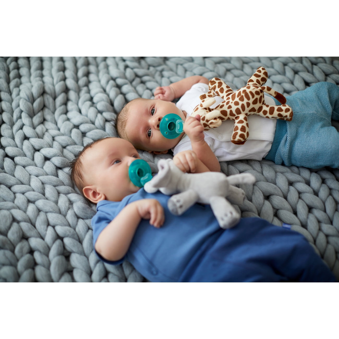 Philips Avent Soothie Snuggle Pacifier Holder with Detachable Pacifier, 0M+, Giraffe, SCF347/01