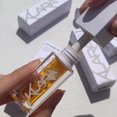 thumbnail image 2 of Klara Cosmetics Aceite para Labios Glow, Aceite Labial, Honey, 6 ml, 2 of 3
