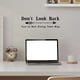 thumbnail image 1 of Adhesivo de pared de PVC con frases inspiradoras negras "No mires atrás, no vas por ahí". Vinilo decorativo con diseño de flechas., 1 of 8