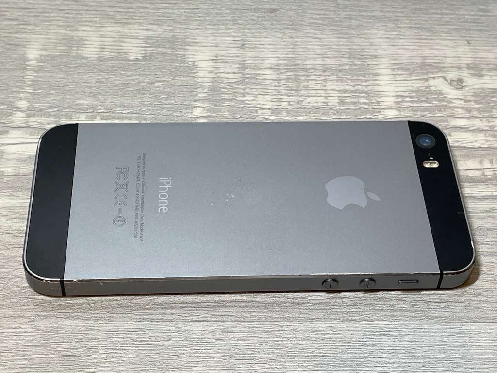 Pre-Owned Apple iPhone 5s 16GB Unlocked GSM 4G LTE Dual-Core Phone w/ 8MP Camera - Space Gray