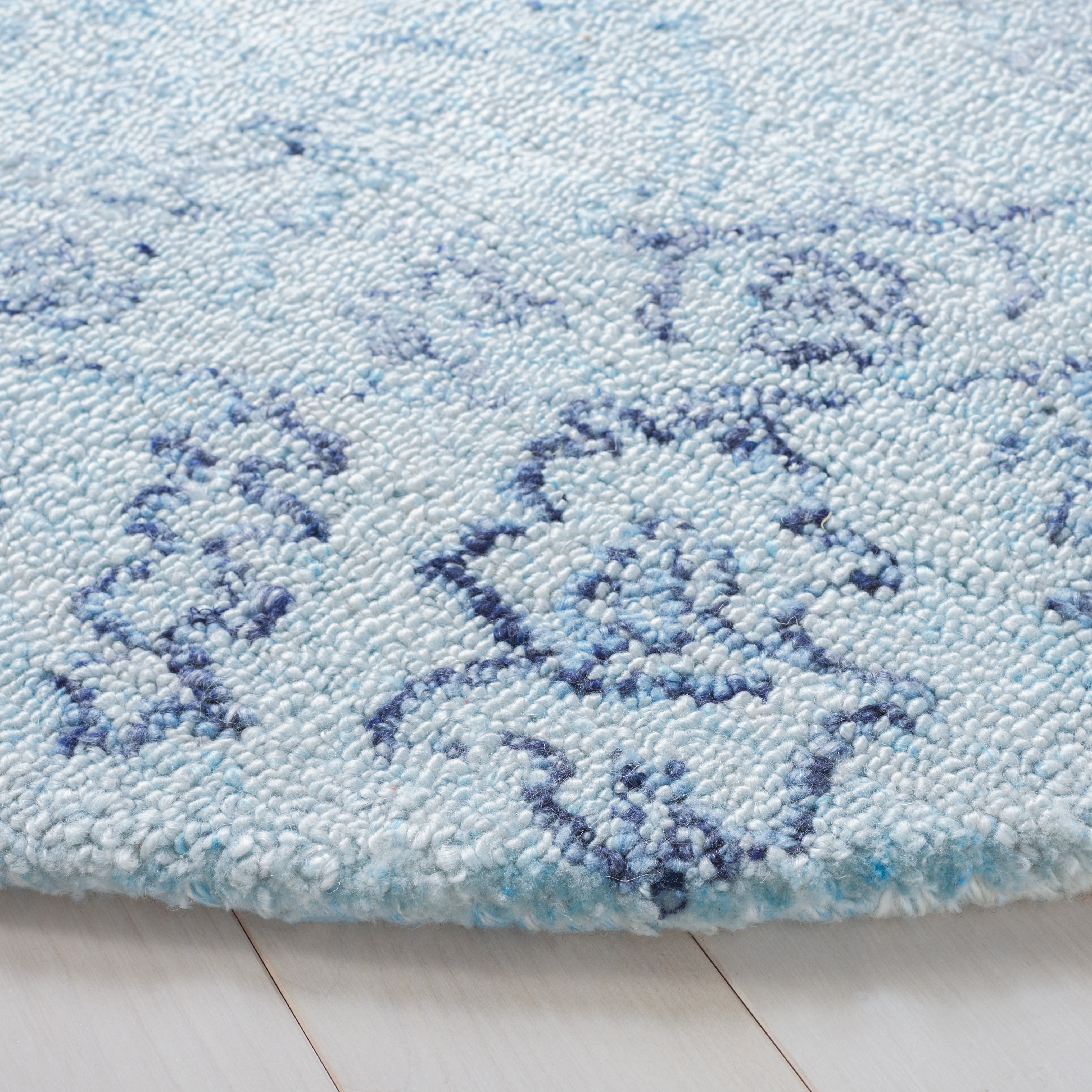 SAFAVIEH Marquee Xanthia Medallion Area Rug, Light Blue/Navy, 6' x 6' Round