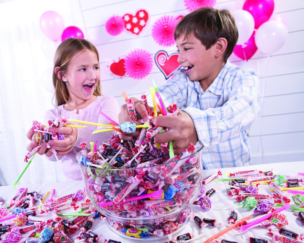 Fun Express Candy Mix, Sweet Party Assortment, Individually Wrapped, 1,000 Pieces, 9 lbs