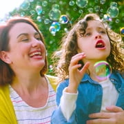 Gazillion Bubbles ، Original Bubble Solution 2L - إنشاء فقاعات مع تركيبة متميزة و 7 في 1 Bubble Wand - غير سامة وآمنة