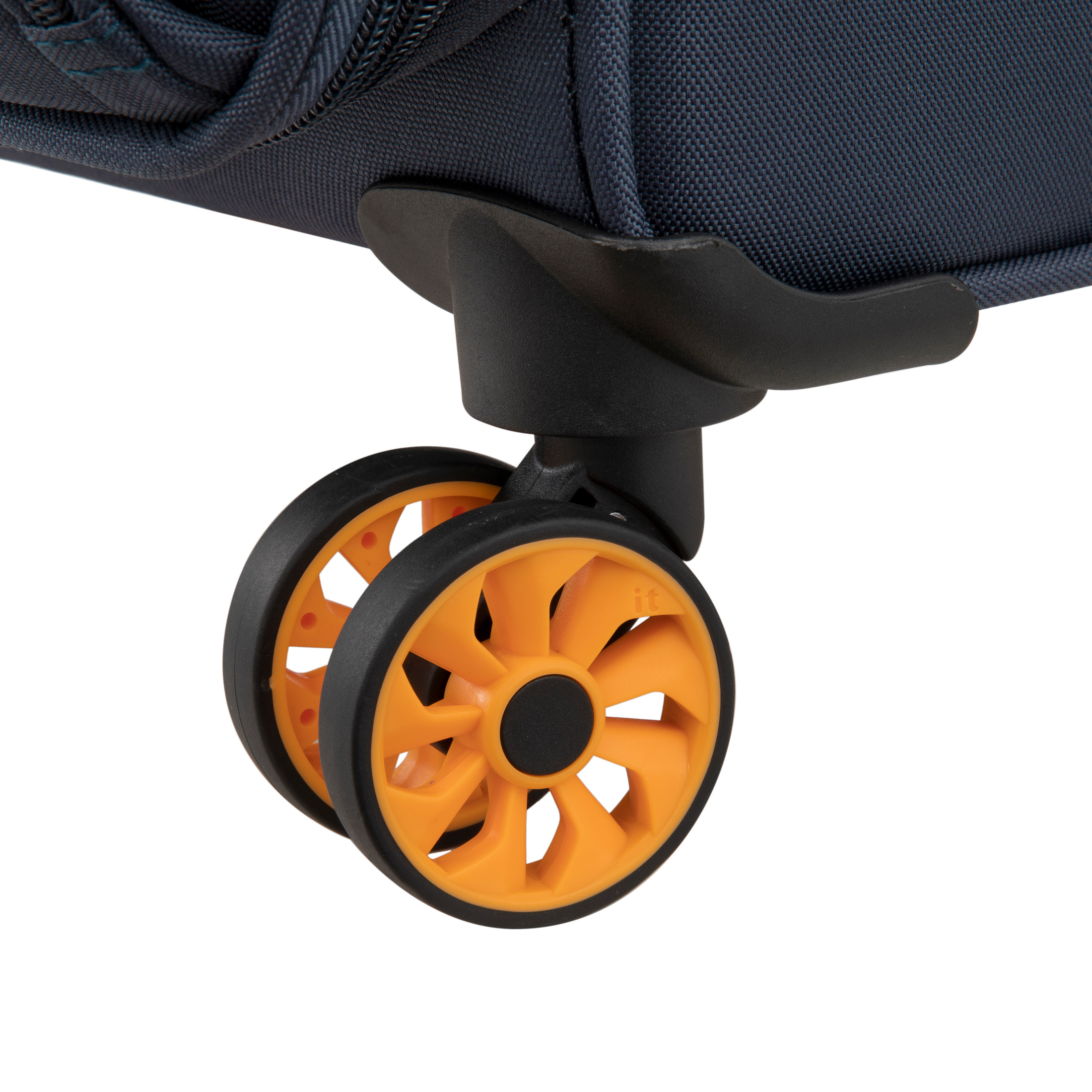 it luggage Compartment 22" Softside 8-Wheel Spinner photo 6