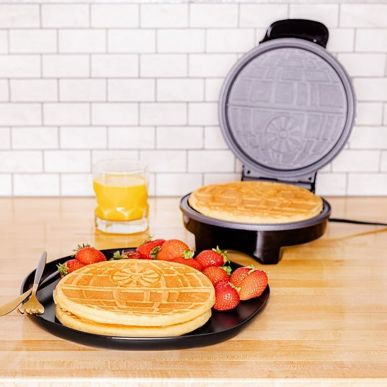 Uncanny Brands スターウォーズ ミニダースベイダーワッフルメーカー Amazon.com: Uncanny Brands Star Wars Darth Vader Waffle Maker- The
