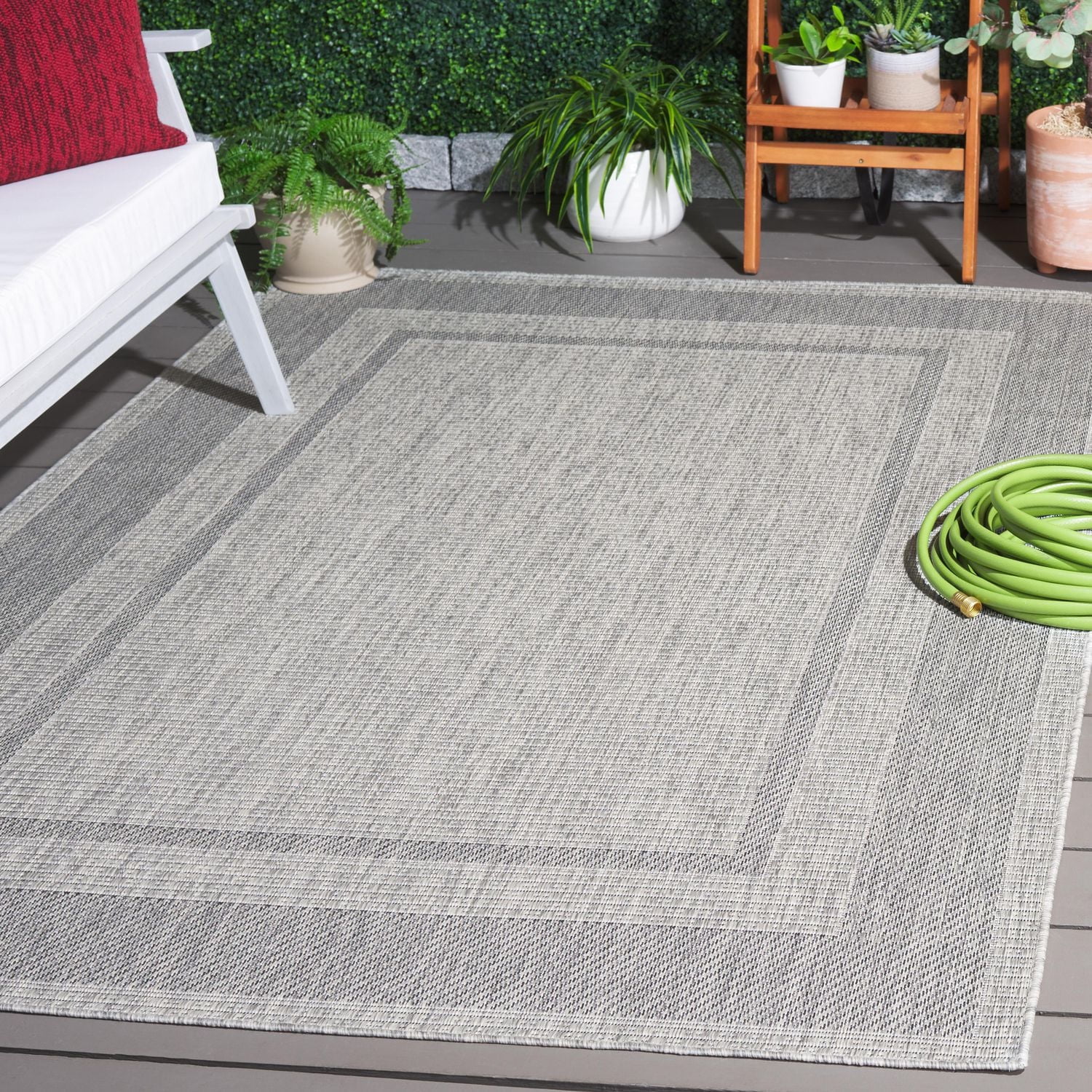 SAFAVIEH Beach House Joakim Bordered Indoor/Outdoor Area Rug