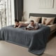 thumbnail image 4 of Manta impermeable Bedding Aid King Size Moon Grey y Starlit Grey, 4 of 6