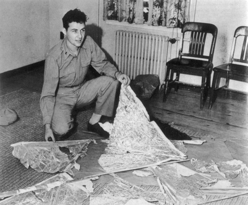 Ufo Crash At Roswell, New Mexico Poster Print By Mary Evans Picture