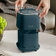 thumbnail image 4 of Mini bote de basura con tapa | Pequeño bote de basura de plástico para escritorio, encimera y baño | Contenedor extraíble antiolores para oficina, cocina, dormitorio o mesa de centro, 4 of 6